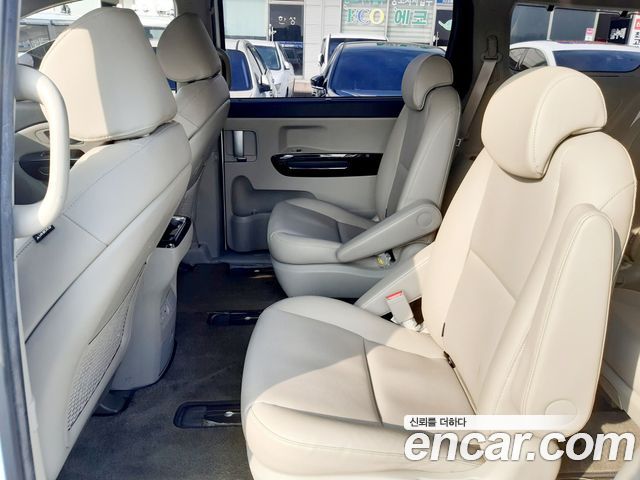 Kia Carnival — interior