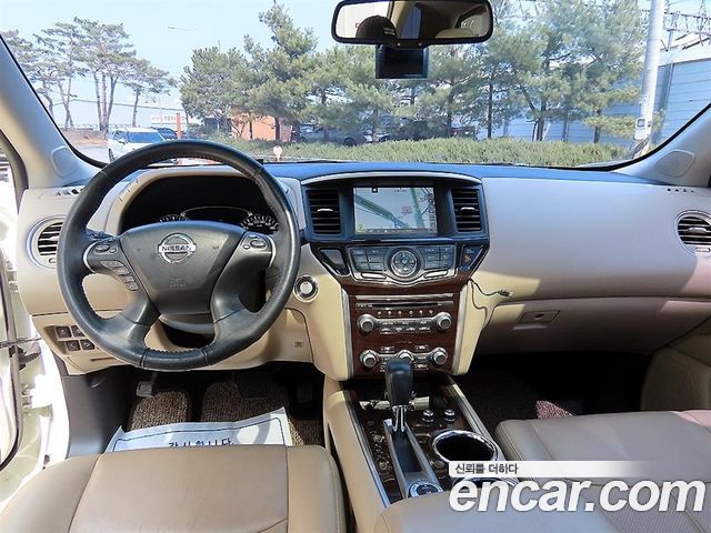 Nissan Pathfinder — interior