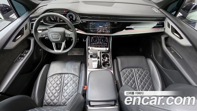 Audi Q7 — interior