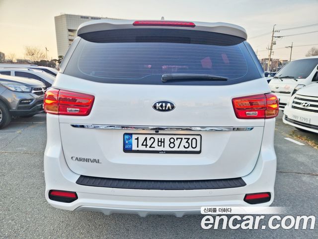 Kia Carnival — interior