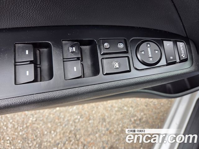 Hyundai Avante — interior