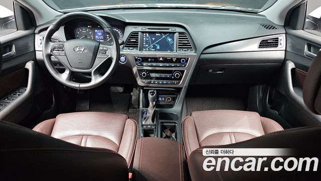 Hyundai Sonata — interior