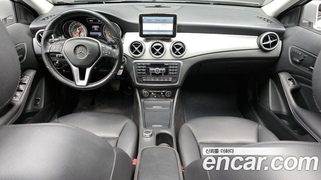 Mercedes-Benz GLA-Class — interior