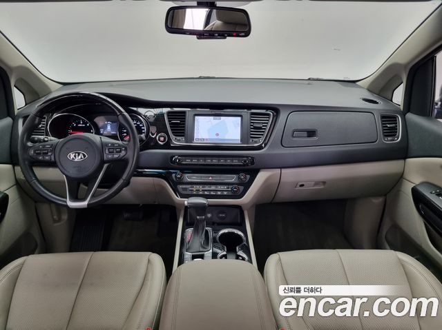 Kia Carnival — interior