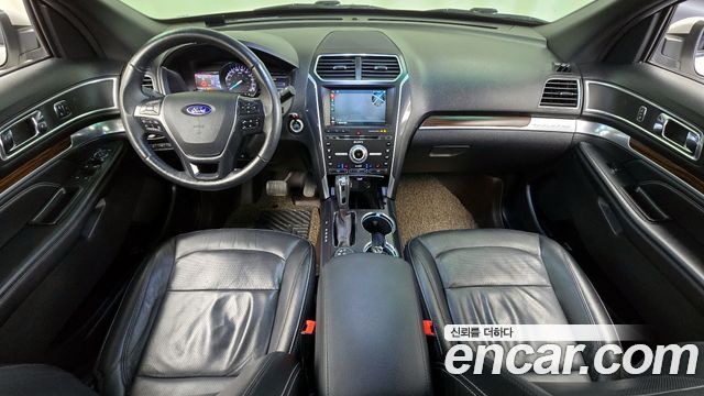 Ford Explorer — interior