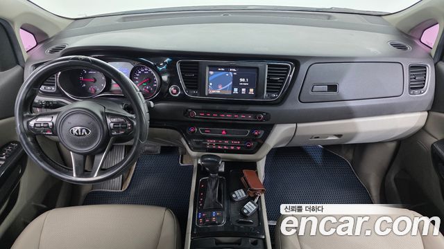 Kia Carnival — interior