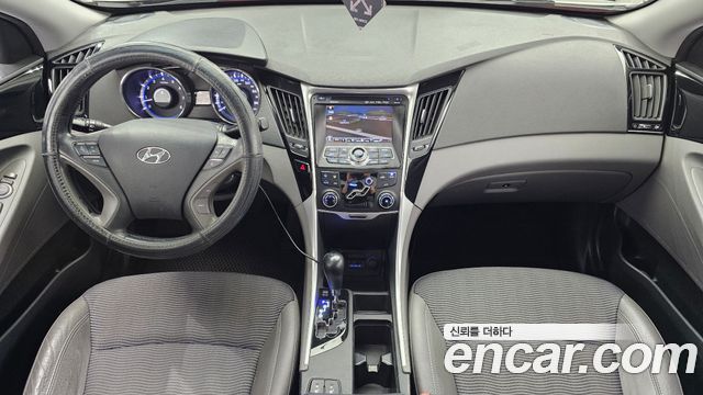 Hyundai Sonata — interior