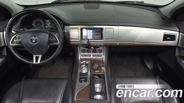 Jaguar XF — interior