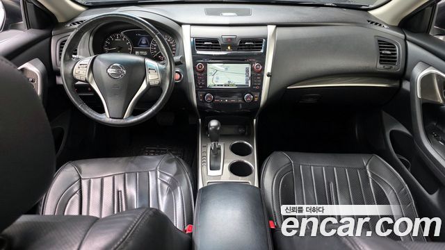 Nissan Altima — interior