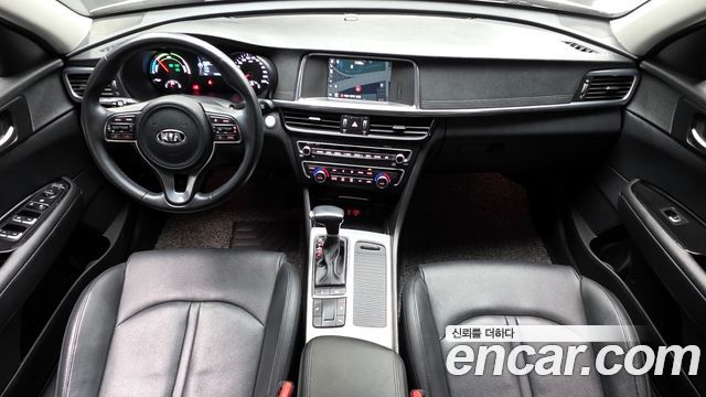 Kia K5 — interior