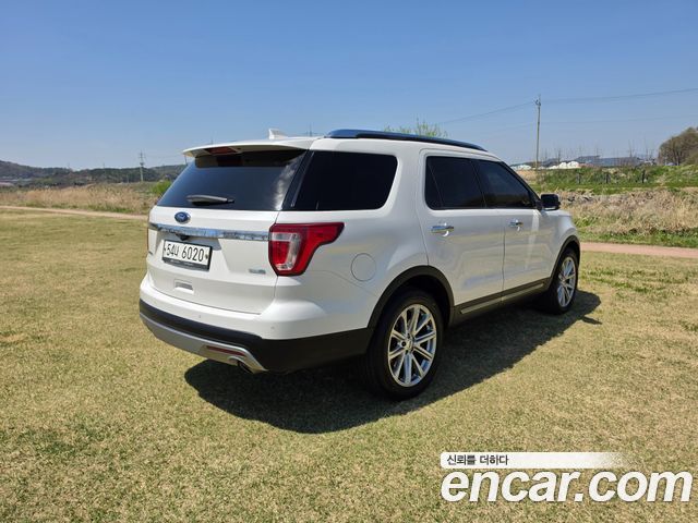 Ford Explorer — interior