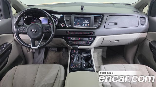 Kia Carnival — interior