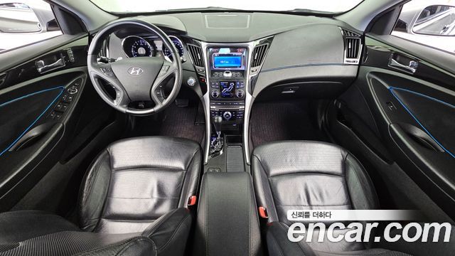 Hyundai Sonata — interior
