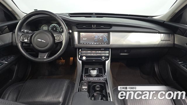 Jaguar XF — interior