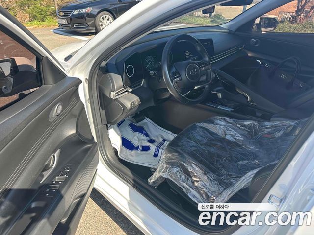 Hyundai Avante — interior