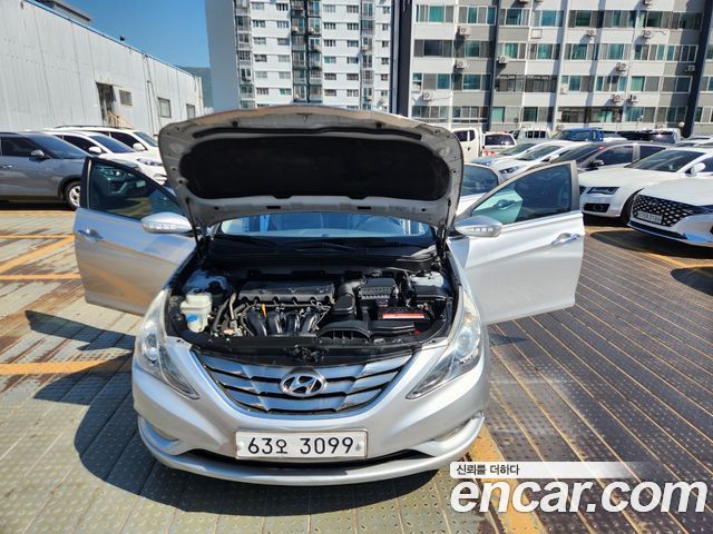 Hyundai Sonata — interior