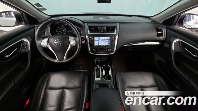 Nissan Altima — interior