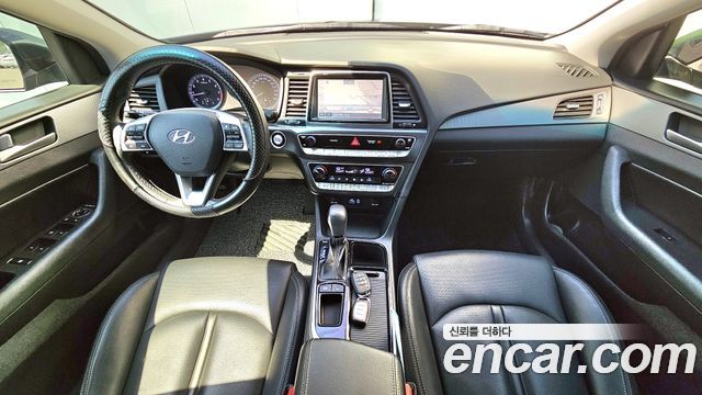 Hyundai Sonata — interior