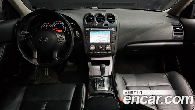 Nissan Altima — interior