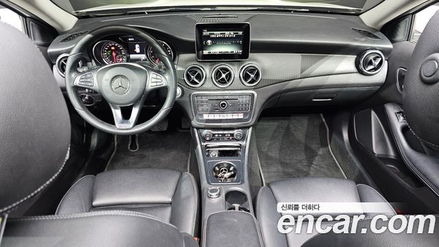 Mercedes-Benz GLA-Class — interior