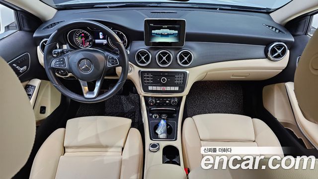 Mercedes-Benz GLA-Class — interior