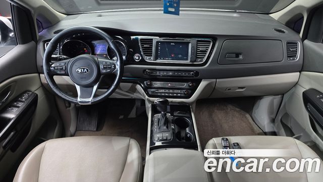 Kia Carnival — interior