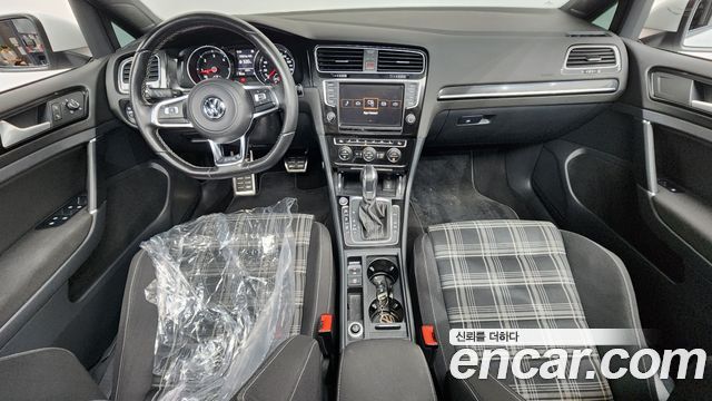 Volkswagen Golf — interior