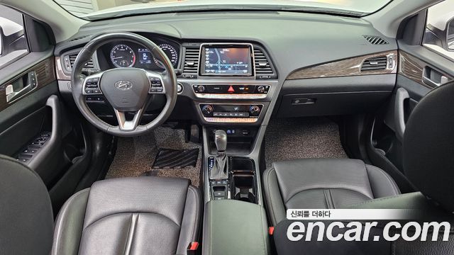 Hyundai Sonata — interior
