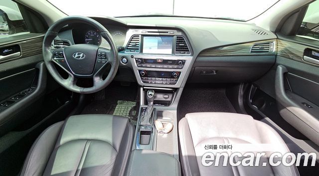 Hyundai Sonata — interior