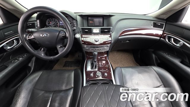 Infiniti M — interior