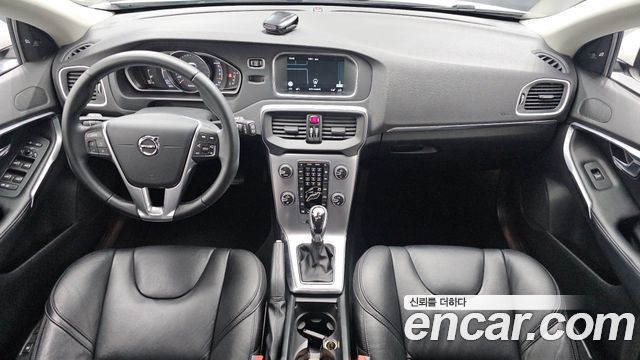 Volvo V40 — interior