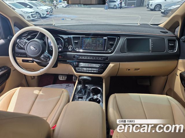 Kia Carnival — interior