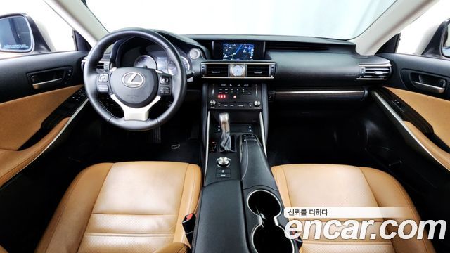Lexus IS — interior
