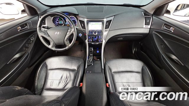 Hyundai Sonata — interior