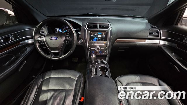 Ford Explorer — interior