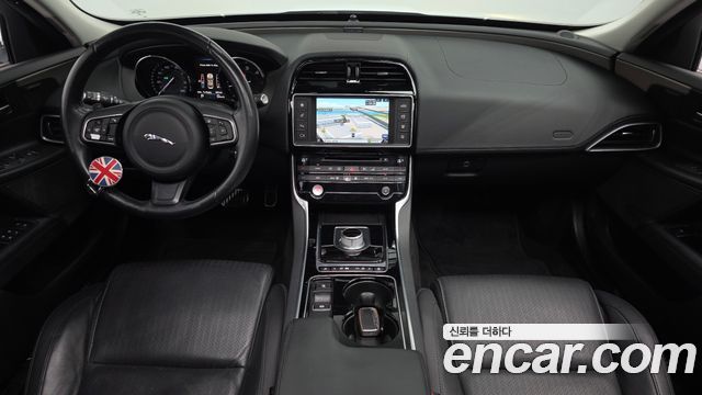 Jaguar XE — interior