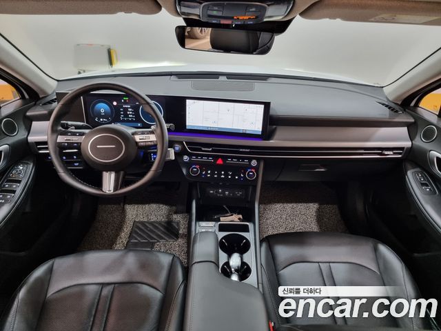 Hyundai Sonata — interior