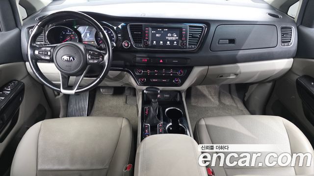 Kia Carnival — interior