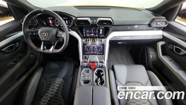 Lamborghini Urus — interior