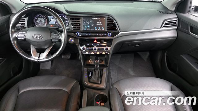 Hyundai Avante — interior