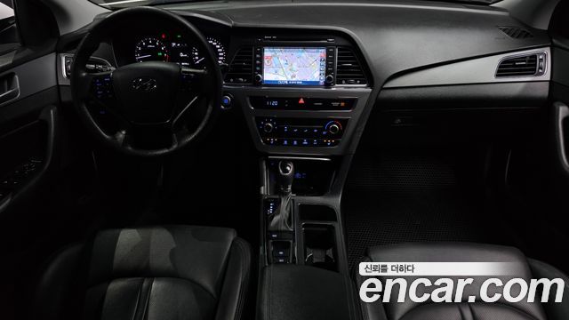 Hyundai Sonata — interior