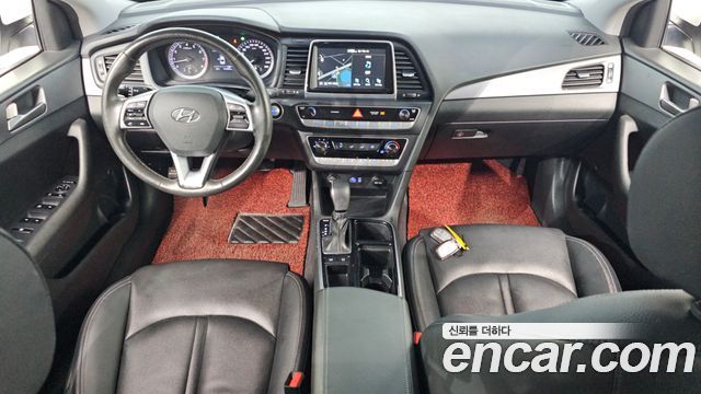 Hyundai Sonata — interior