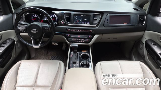 Kia Carnival — interior