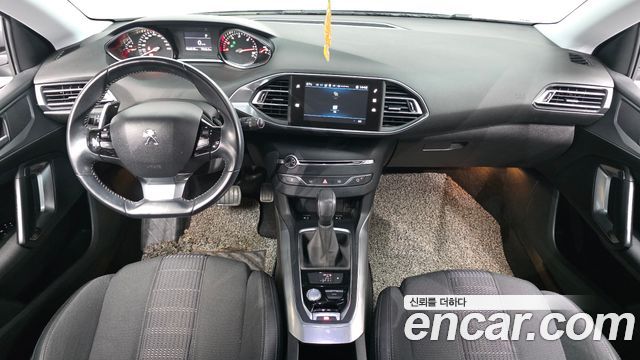 Peugeot 308 — interior