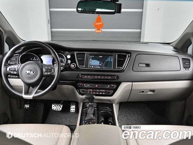 Kia Carnival — interior