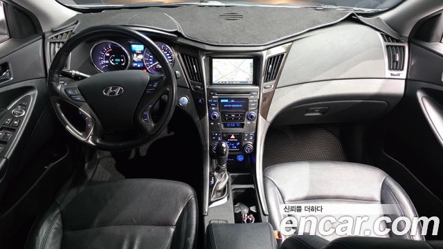Hyundai Sonata — interior