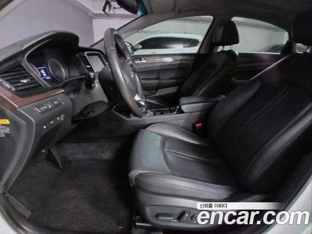 Hyundai Sonata — interior