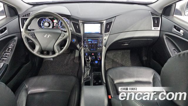 Hyundai Sonata — interior