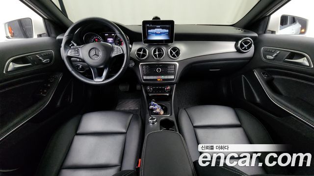 Mercedes-Benz GLA-Class — interior