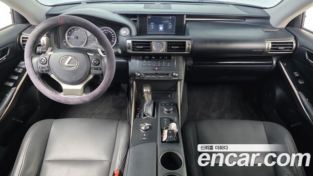Lexus IS — interior